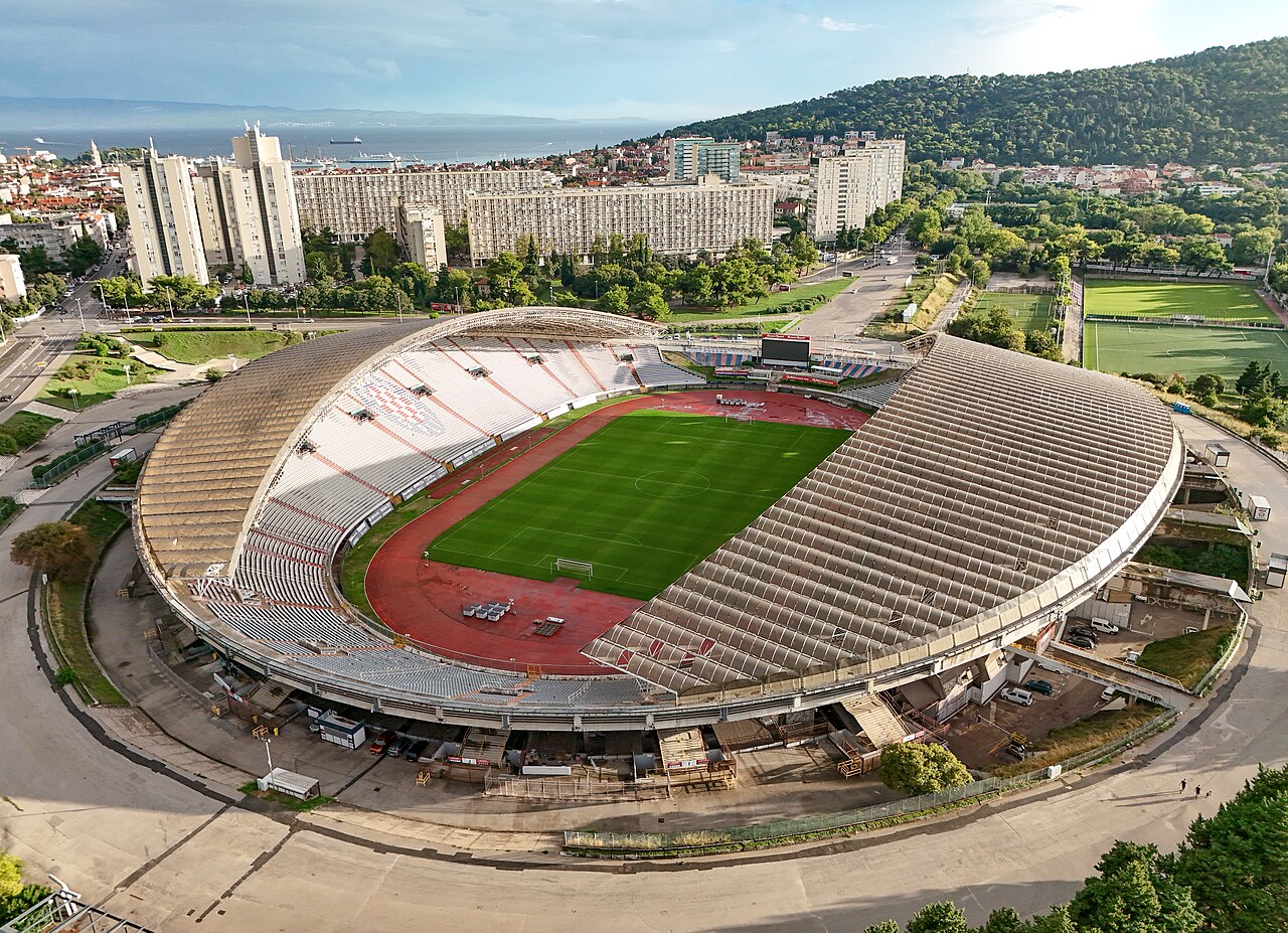 Vista aérea del estadio Poljud y las gradas de Split.