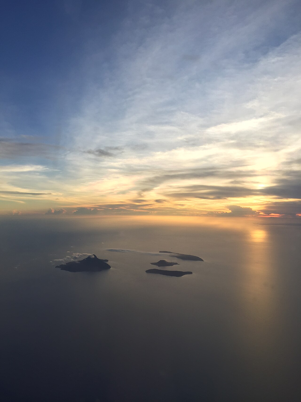 Islas y relieve volcánico del archipiélago de Krakatau junto al mar.