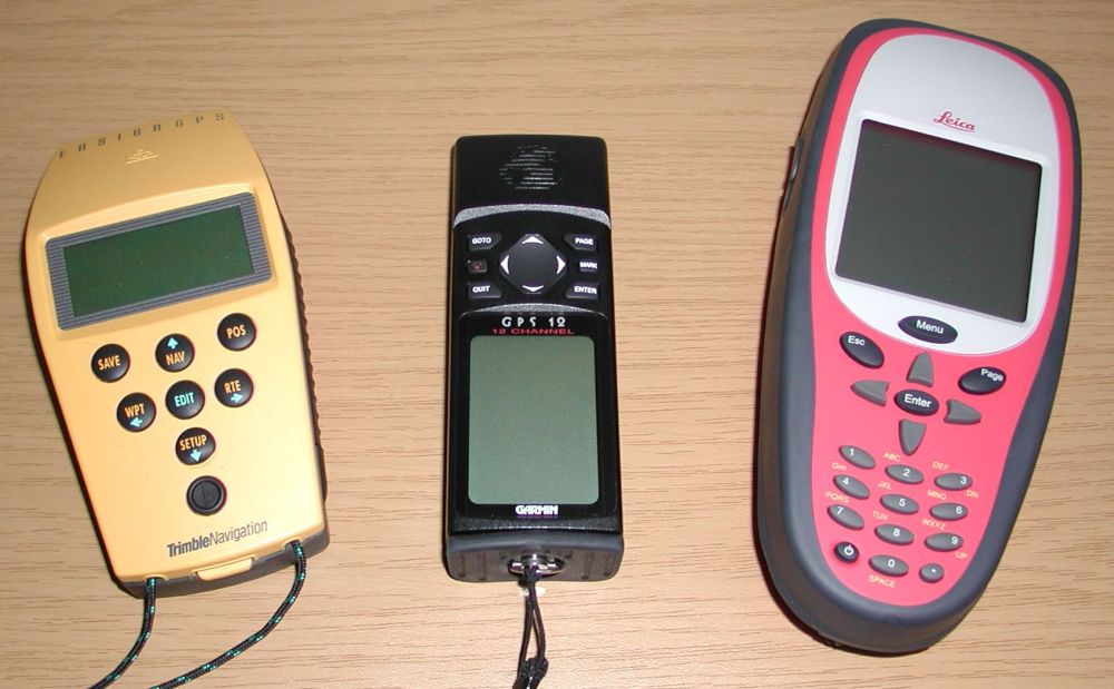 Varios receptores GPS portátiles sobre una superficie.