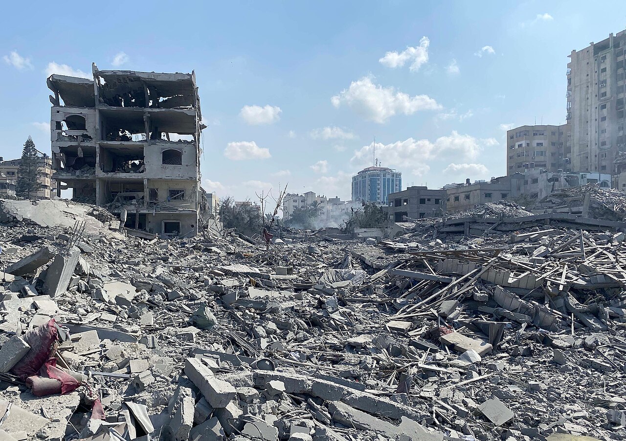 Edificios destruidos y escombros en el barrio de Rimal, Gaza.