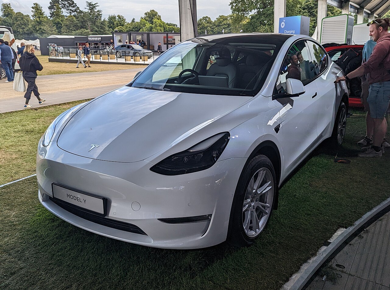 Tesla Model Y blanco aparcado.